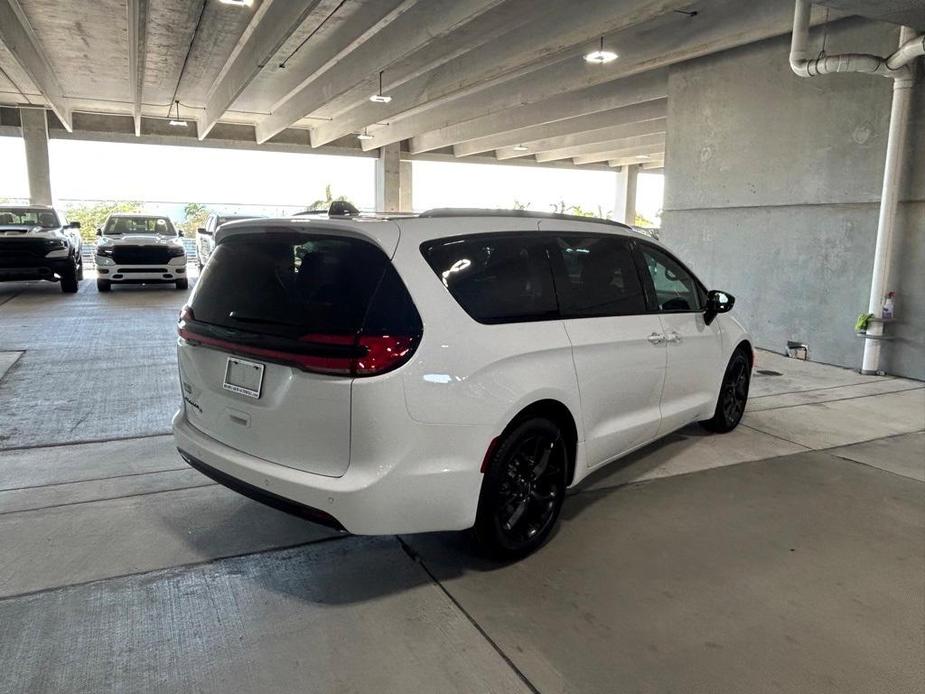 new 2024 Chrysler Pacifica car, priced at $39,554