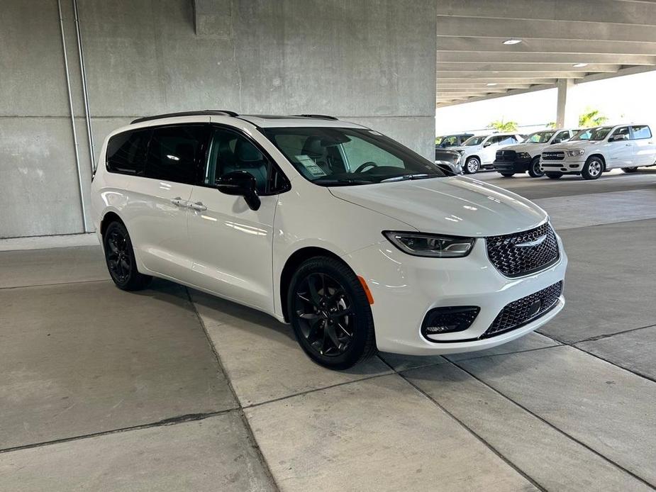 new 2024 Chrysler Pacifica car, priced at $39,554