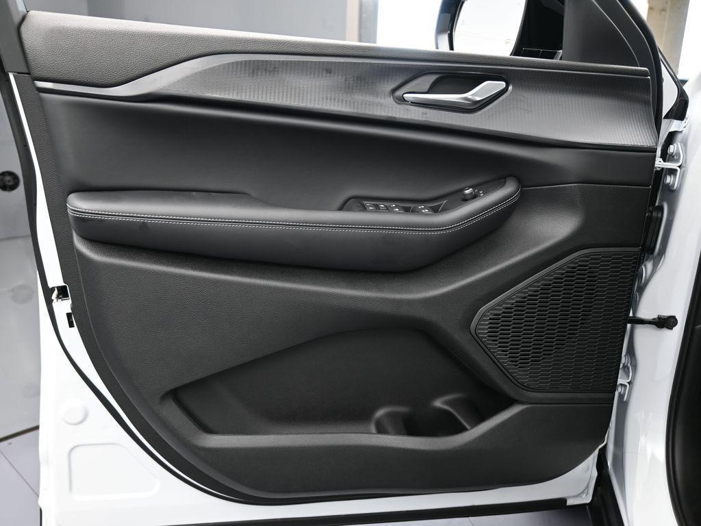 new 2025 Jeep Grand Cherokee L car