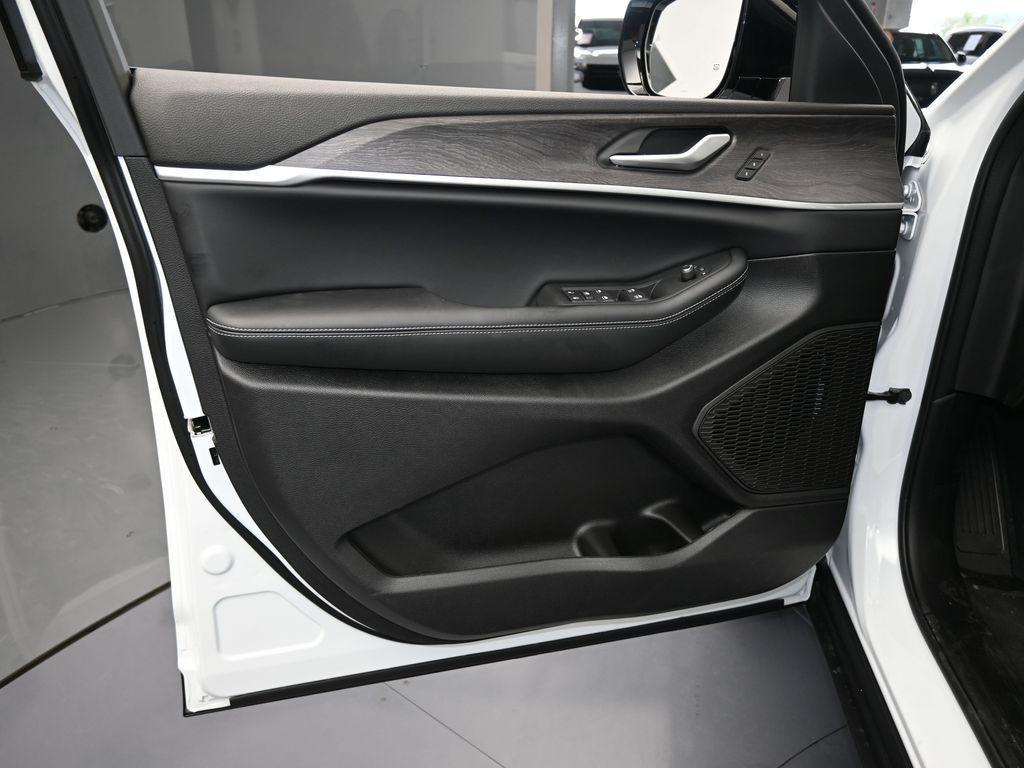 new 2025 Jeep Grand Cherokee L car