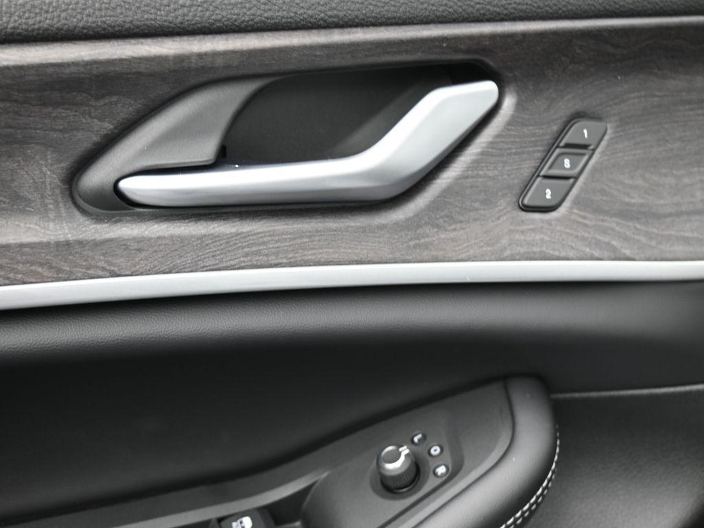 new 2025 Jeep Grand Cherokee L car