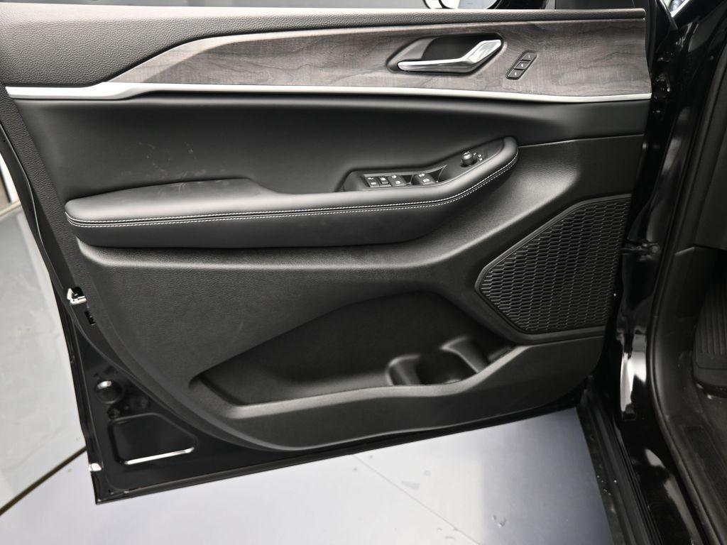 new 2025 Jeep Grand Cherokee L car