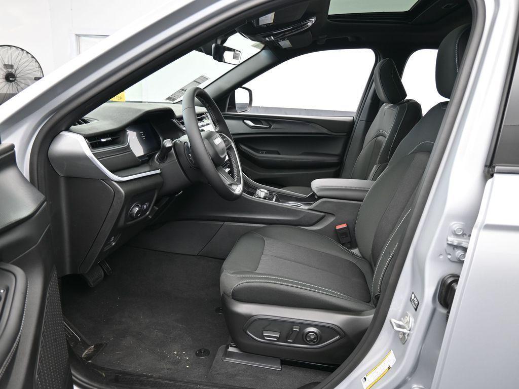 new 2025 Jeep Grand Cherokee car