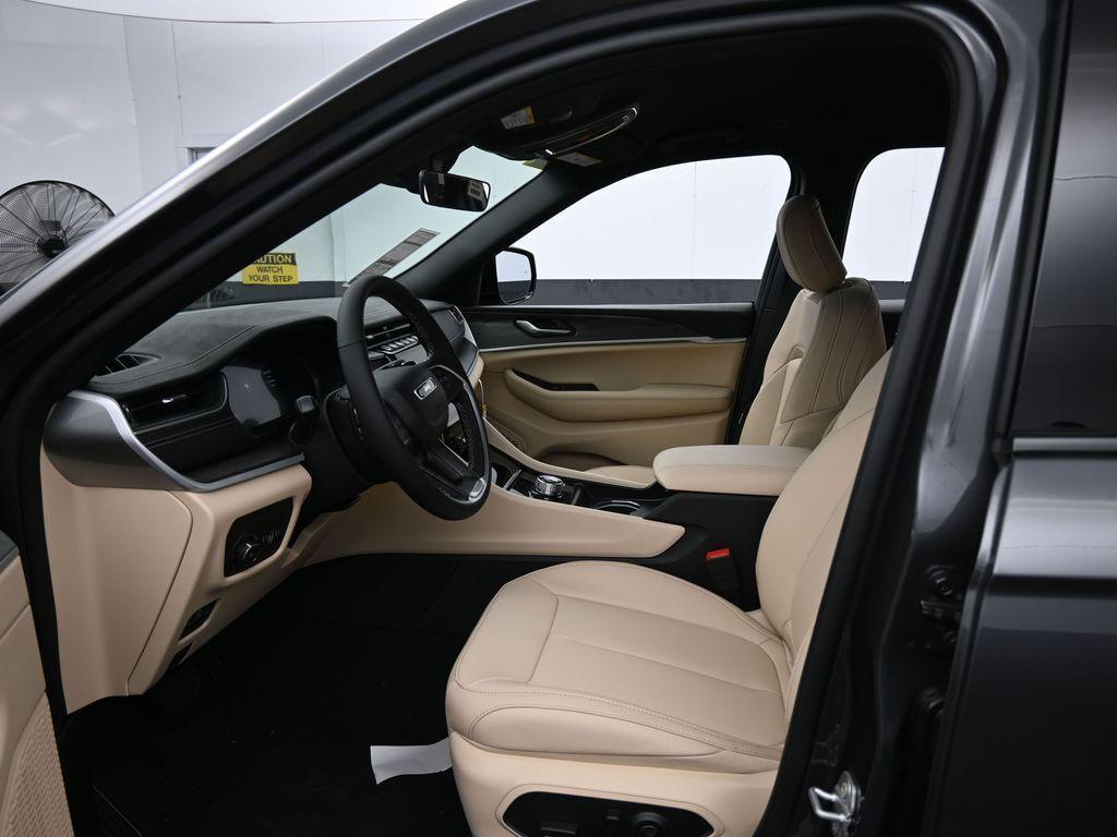 new 2025 Jeep Grand Cherokee car