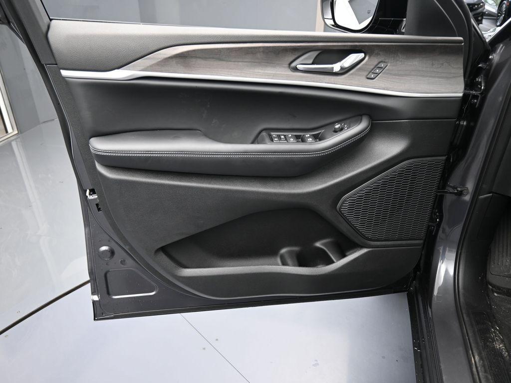new 2025 Jeep Grand Cherokee L car
