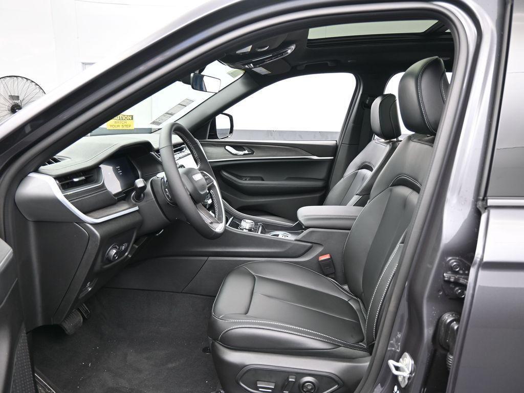 new 2025 Jeep Grand Cherokee L car