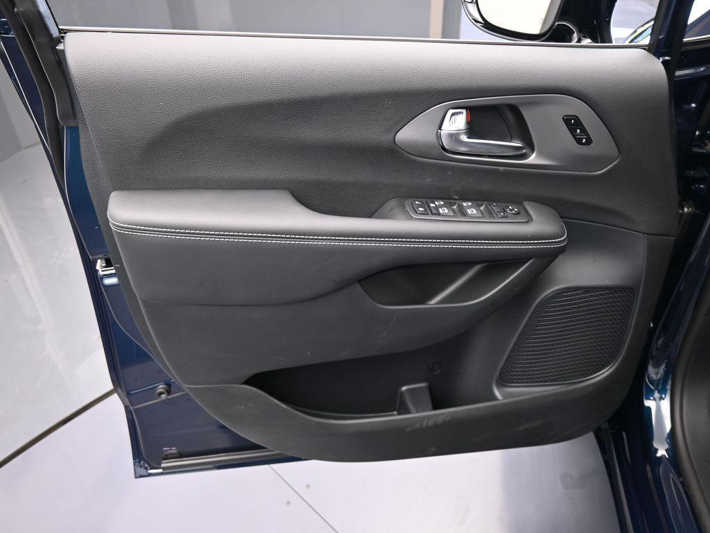 new 2025 Chrysler Pacifica car, priced at $42,020