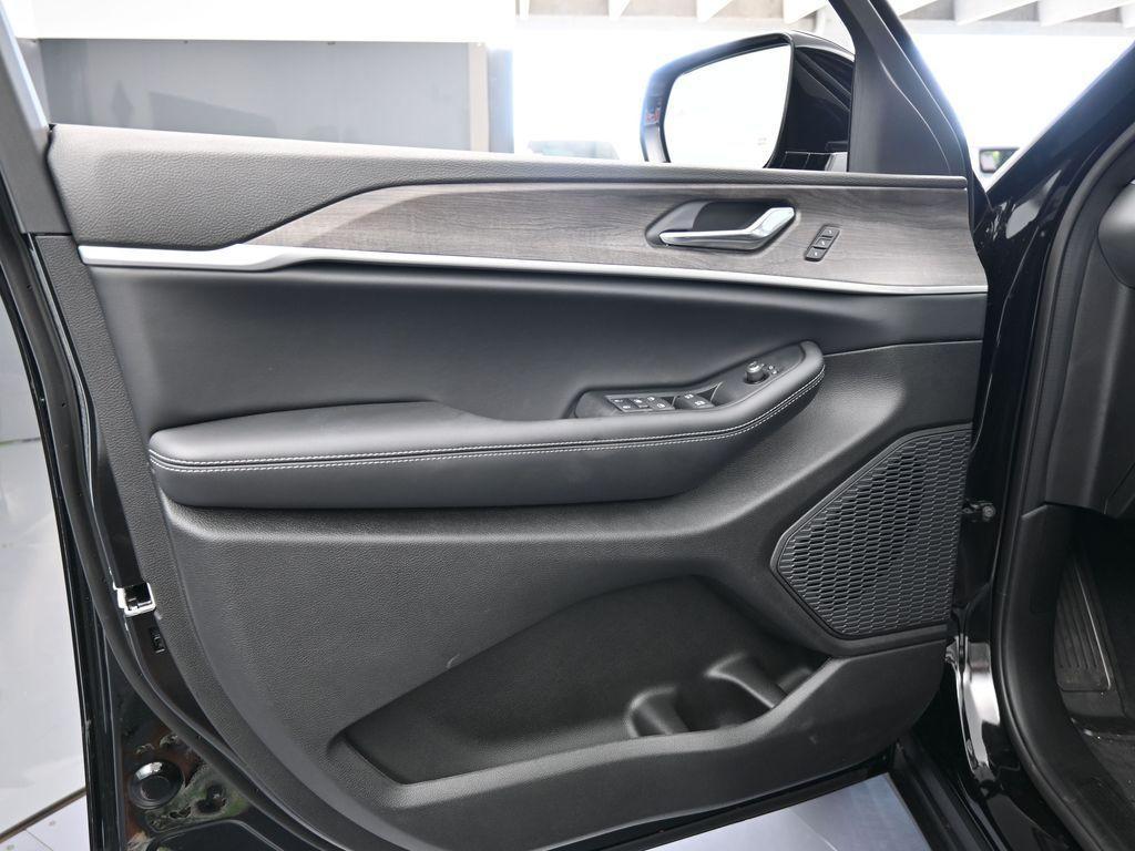 new 2025 Jeep Grand Cherokee L car