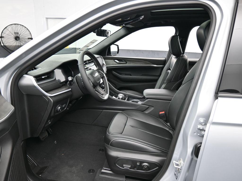 new 2025 Jeep Grand Cherokee car