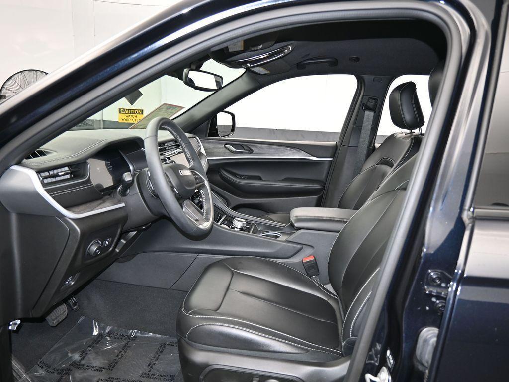 used 2024 Jeep Grand Cherokee car, priced at $39,990
