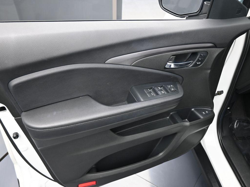 used 2022 Honda Pilot car, priced at $29,995