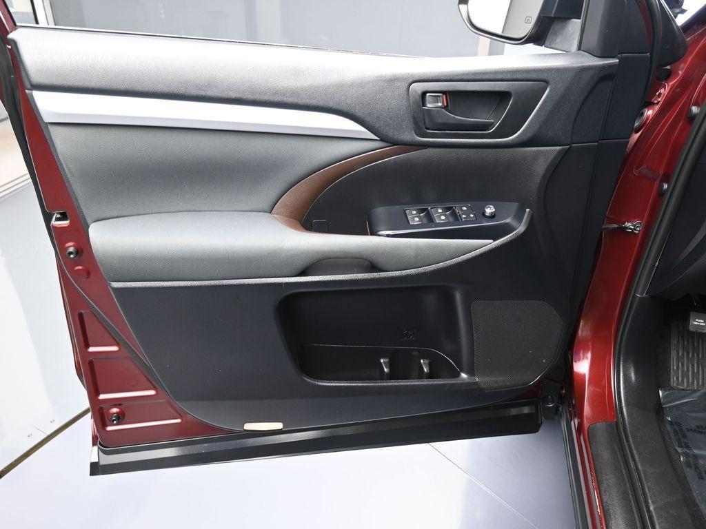 used 2019 Toyota Highlander car, priced at $18,989