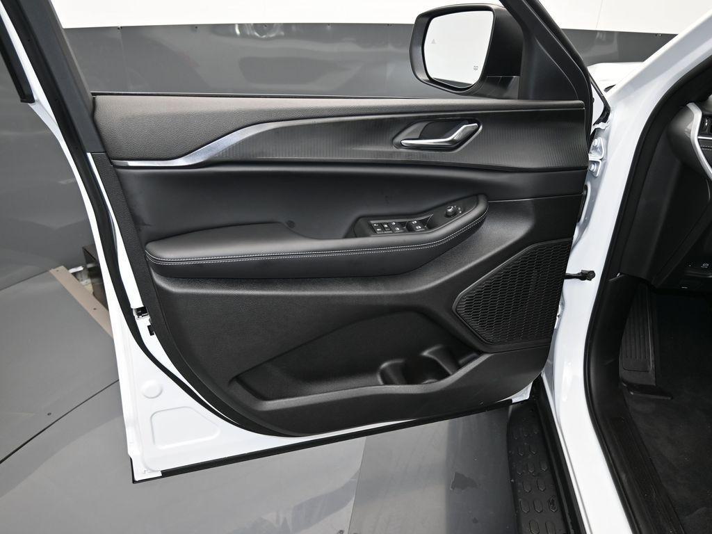 new 2024 Jeep Grand Cherokee car, priced at $40,001