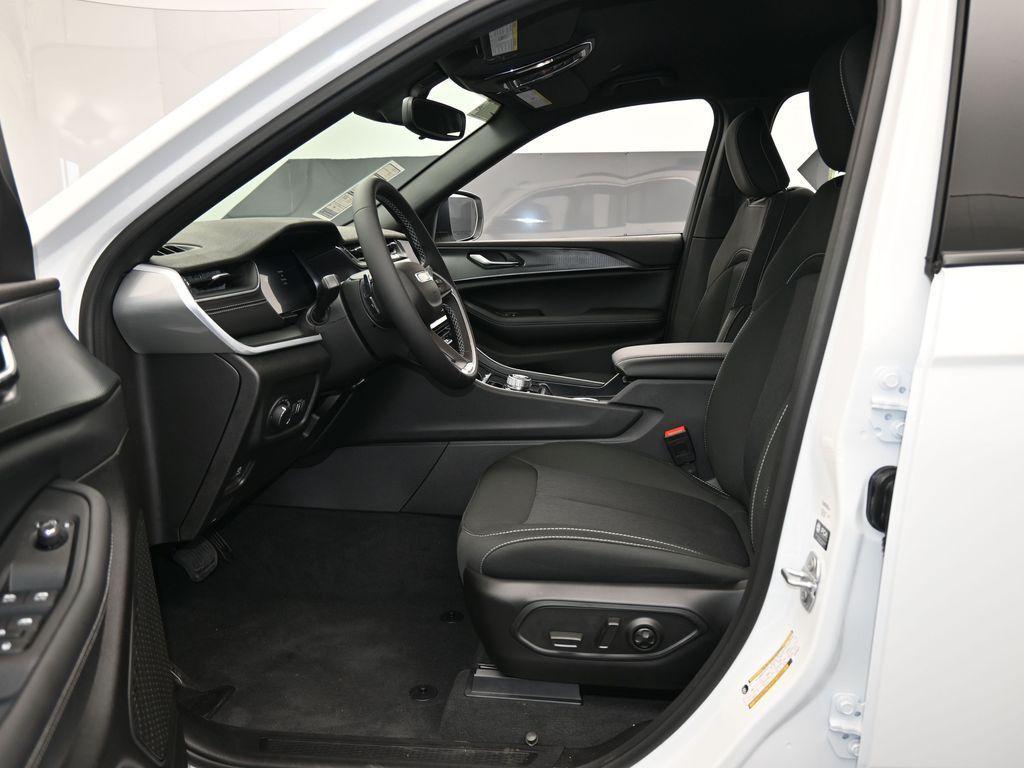new 2024 Jeep Grand Cherokee car, priced at $40,001