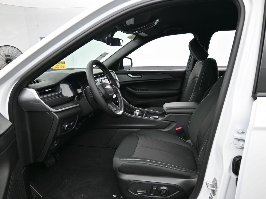 new 2025 Jeep Grand Cherokee car