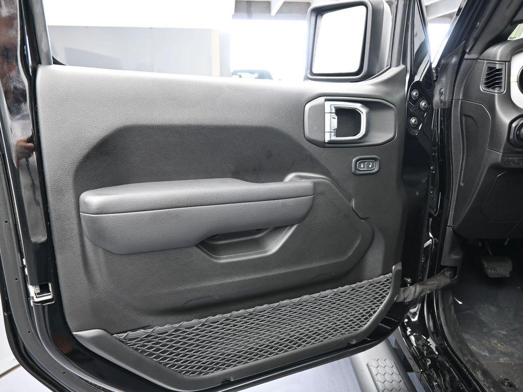 new 2025 Jeep Wrangler car, priced at $42,925