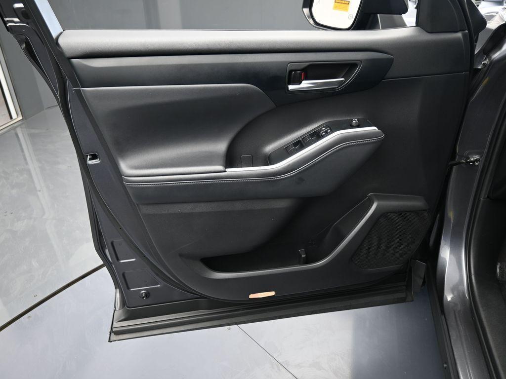 used 2022 Toyota Highlander car, priced at $35,941