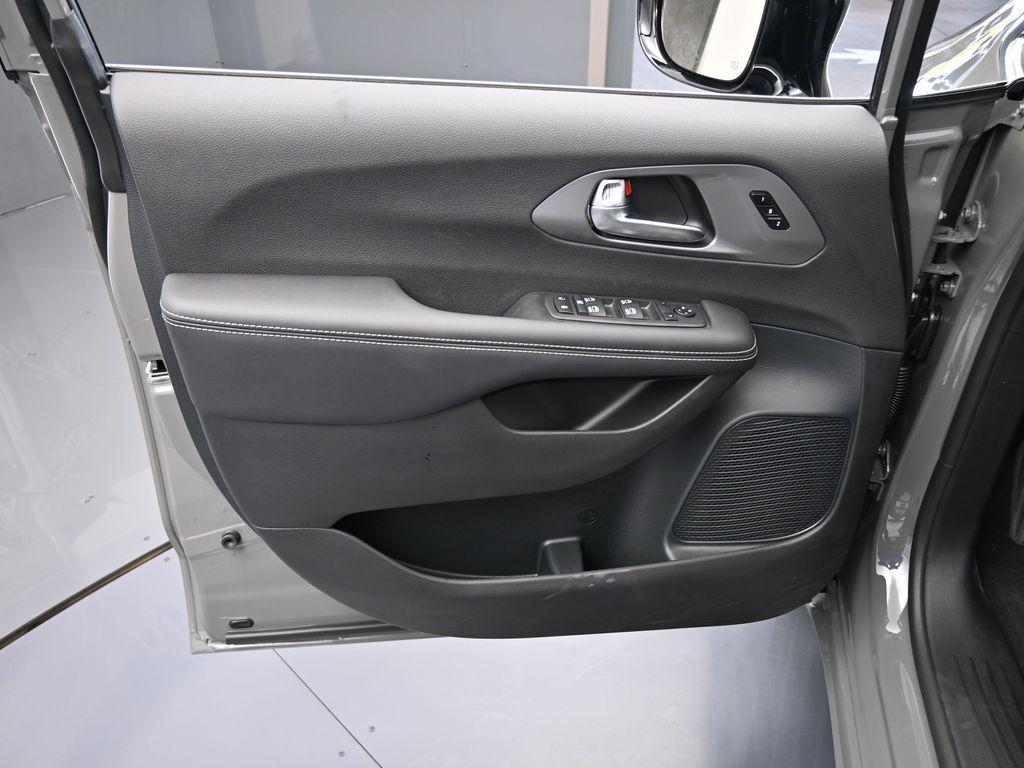 new 2025 Chrysler Pacifica car
