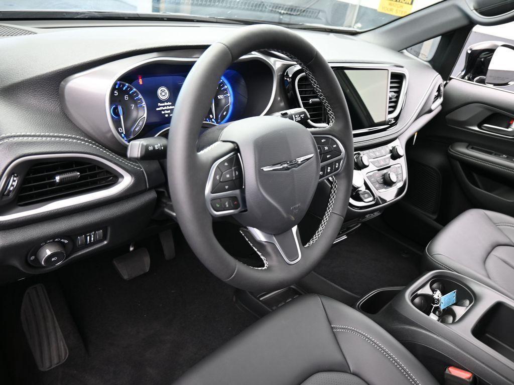 new 2025 Chrysler Pacifica car