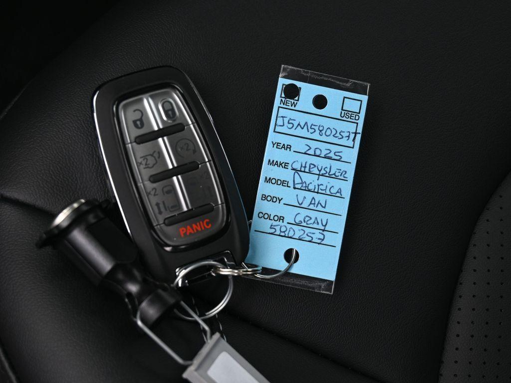 new 2025 Chrysler Pacifica car