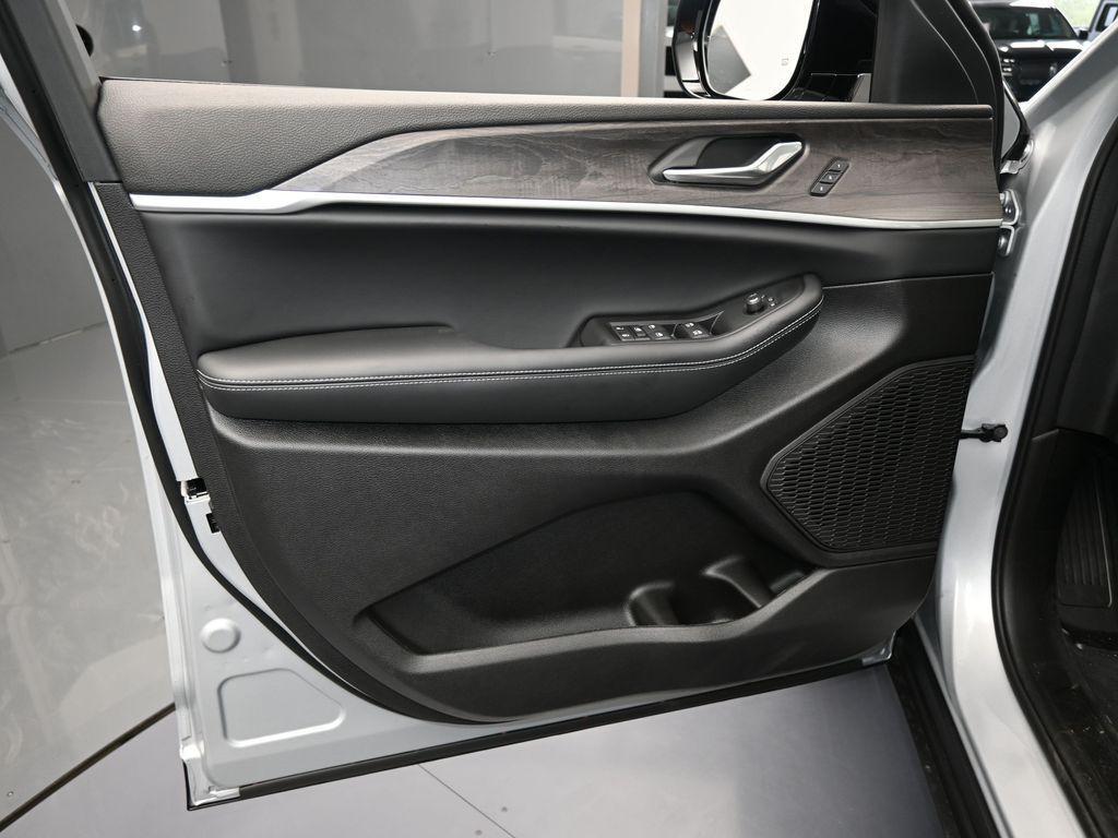 new 2025 Jeep Grand Cherokee car