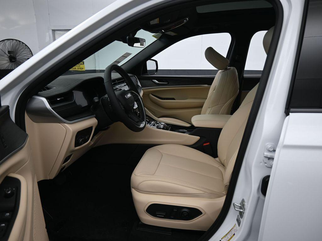 new 2025 Jeep Grand Cherokee car