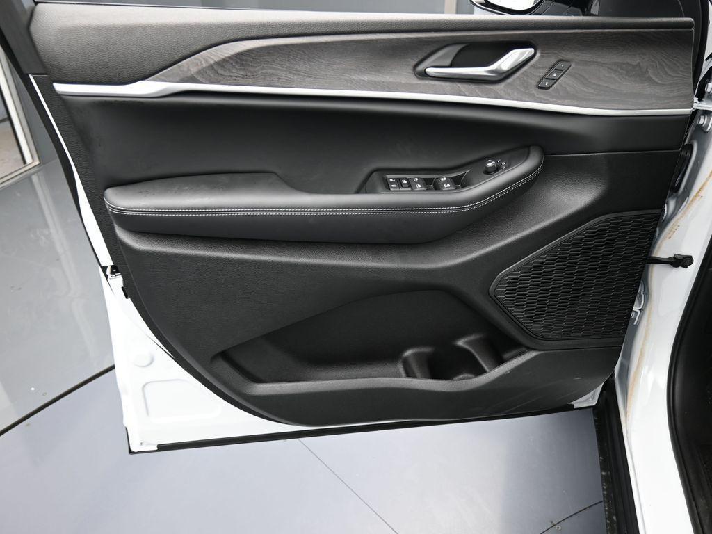 new 2025 Jeep Grand Cherokee L car