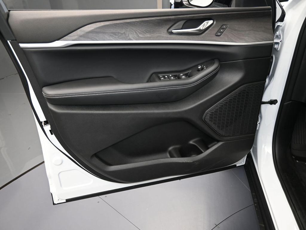 new 2025 Jeep Grand Cherokee L car