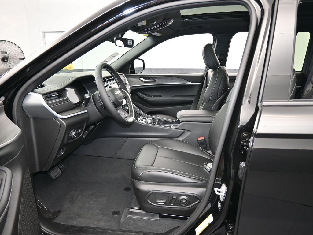 new 2025 Jeep Grand Cherokee car