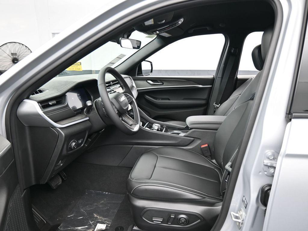 new 2025 Jeep Grand Cherokee car