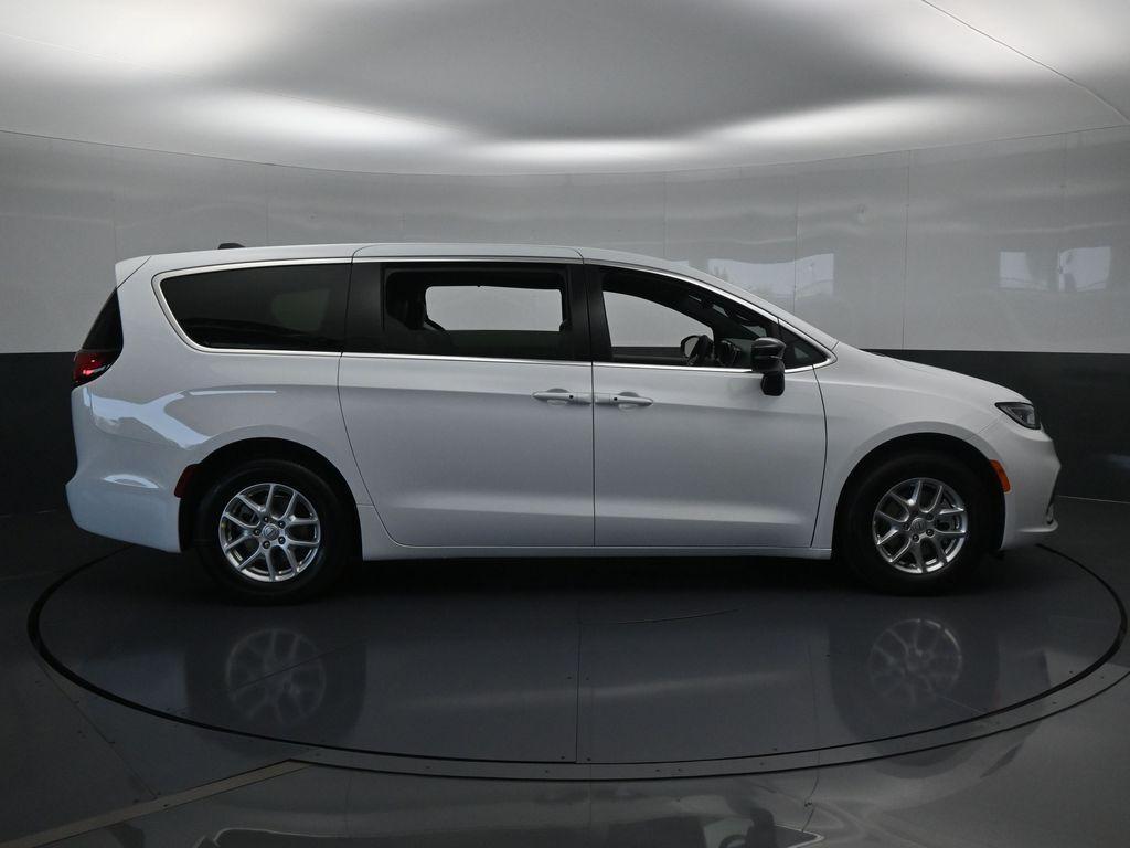 new 2025 Chrysler Pacifica car