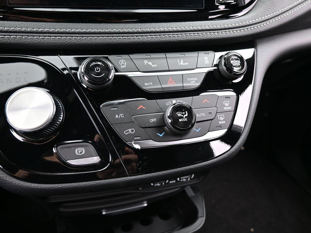 new 2025 Chrysler Pacifica car