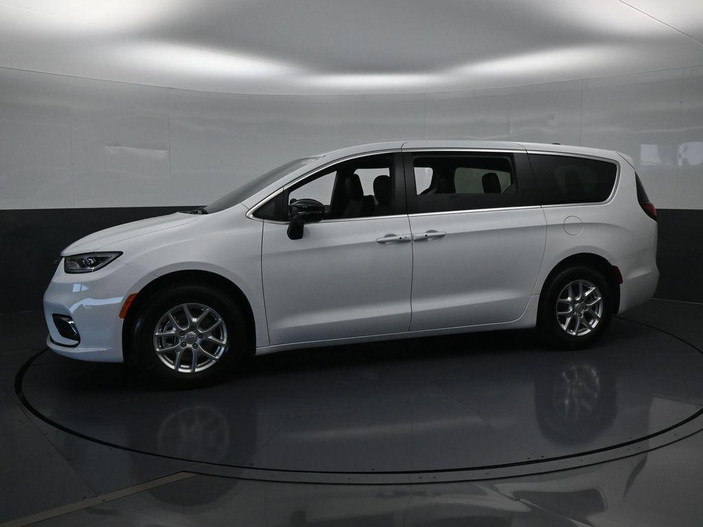new 2025 Chrysler Pacifica car