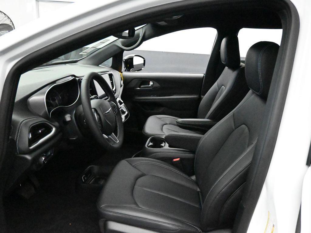 new 2025 Chrysler Pacifica car