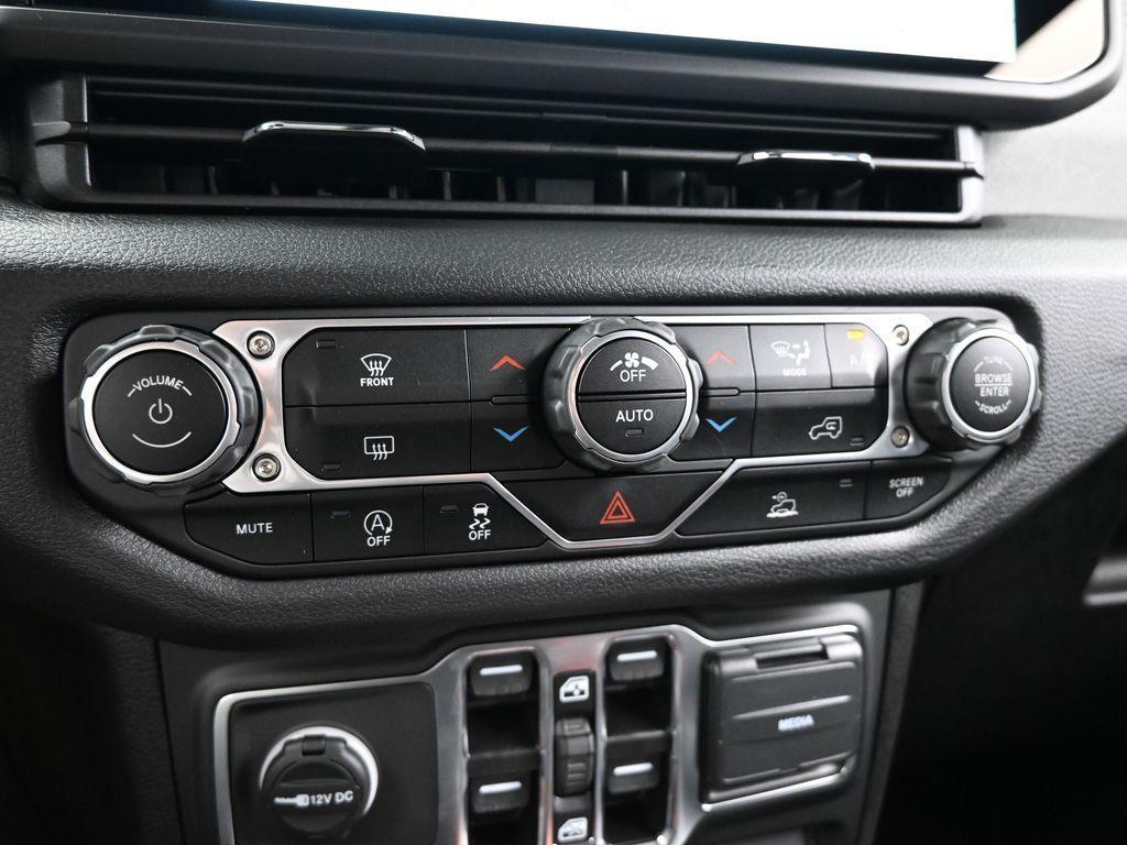 new 2024 Jeep Gladiator car, priced at $43,670