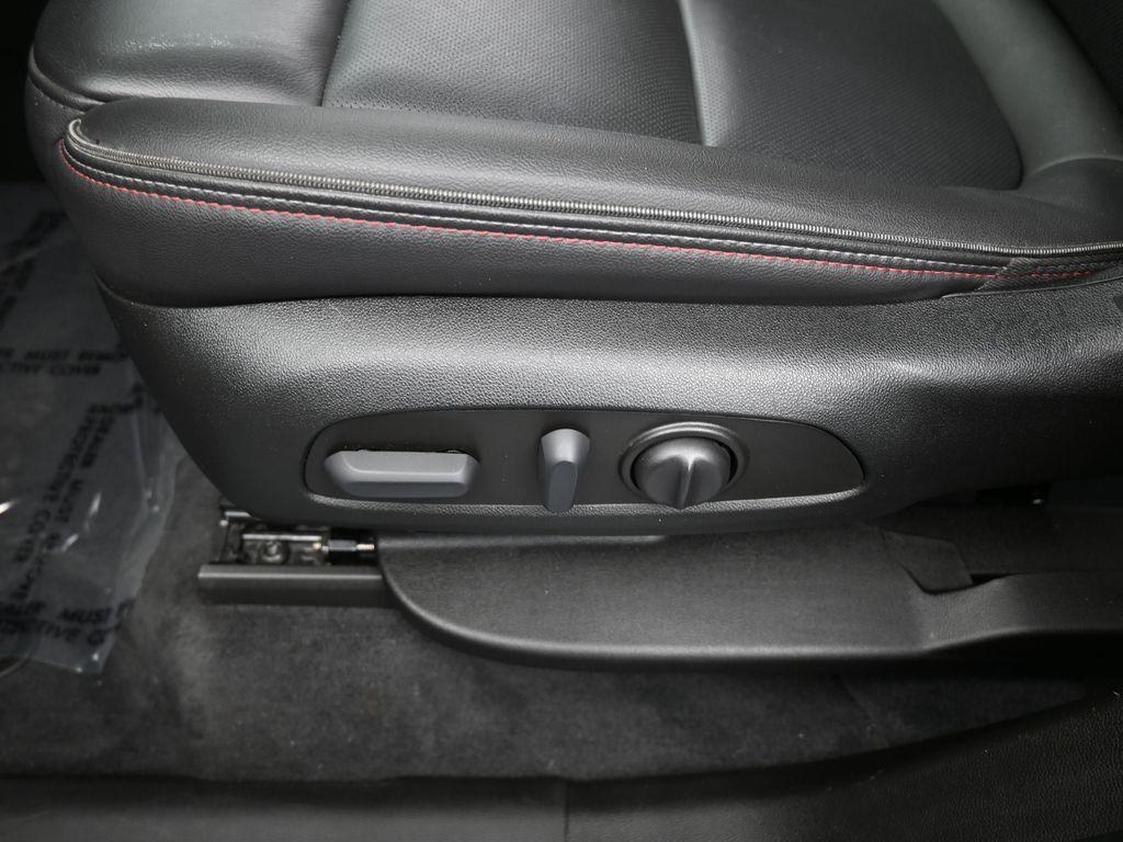 used 2023 Chevrolet Traverse car, priced at $31,489
