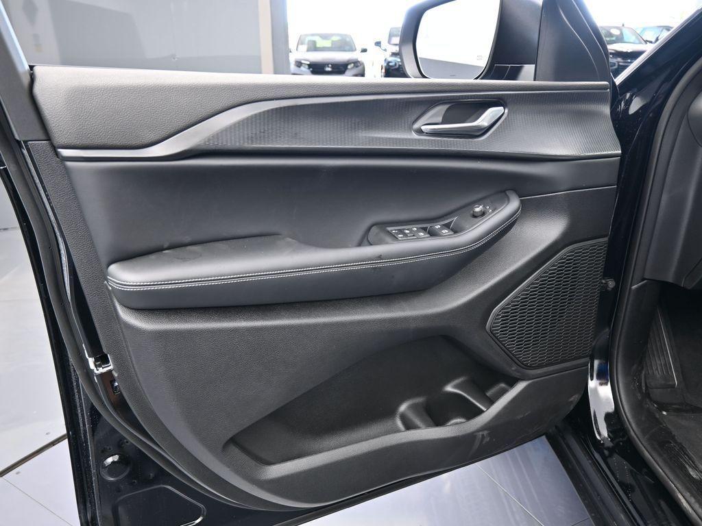 new 2025 Jeep Grand Cherokee car, priced at $37,968