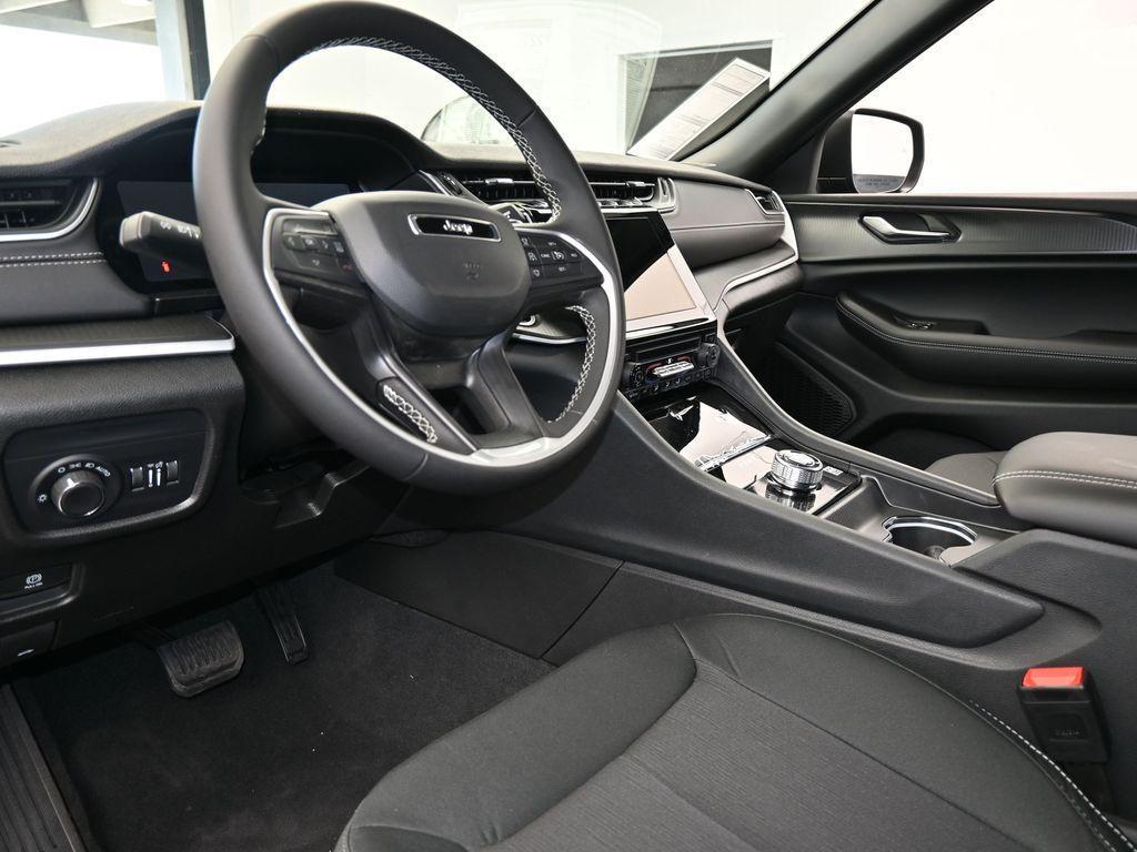 new 2025 Jeep Grand Cherokee car, priced at $37,968