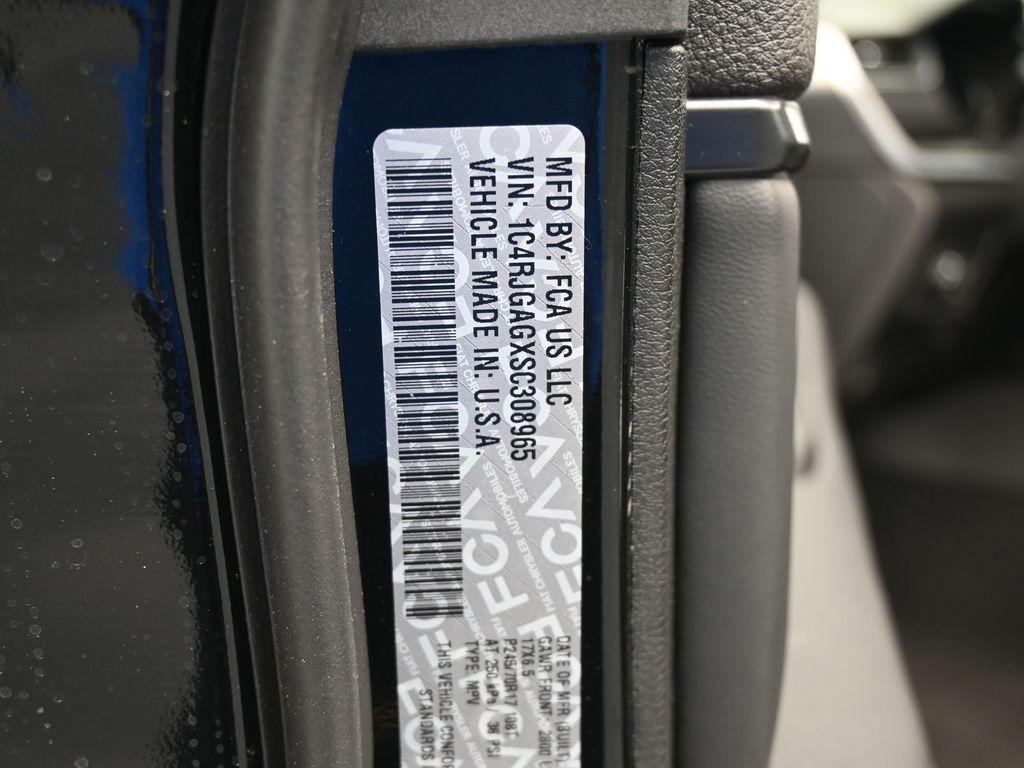 new 2025 Jeep Grand Cherokee car, priced at $37,968