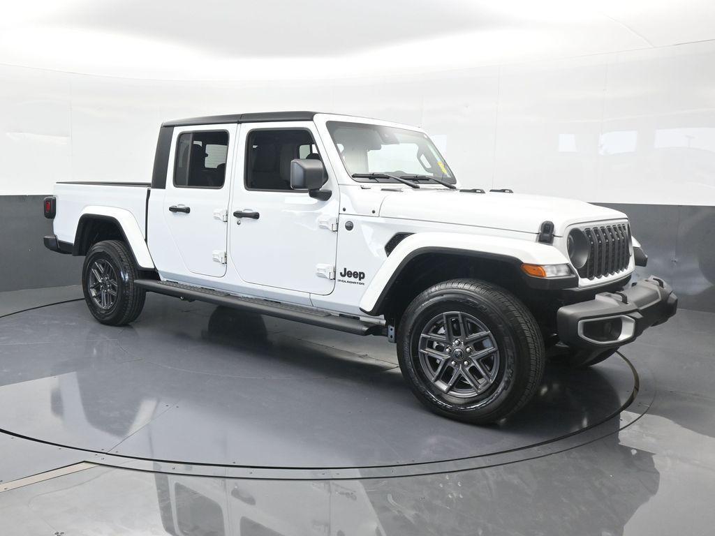 new 2024 Jeep Gladiator car, priced at $34,377