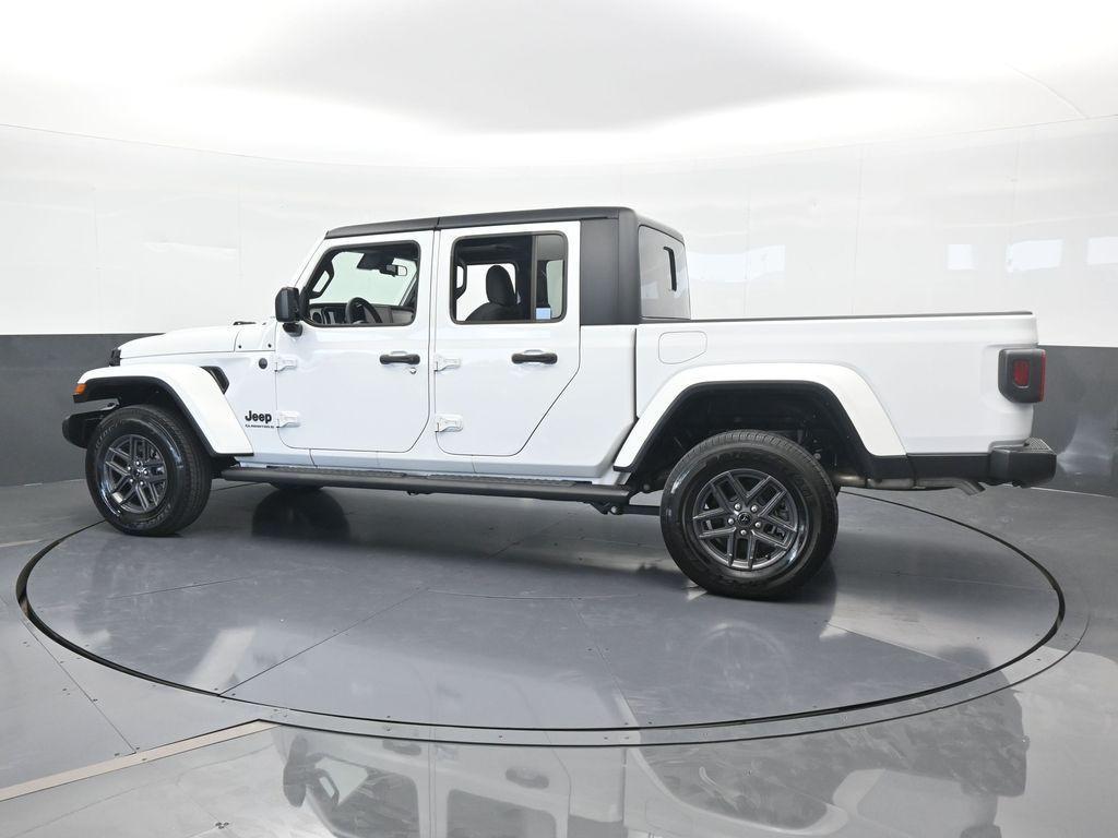new 2024 Jeep Gladiator car, priced at $34,377