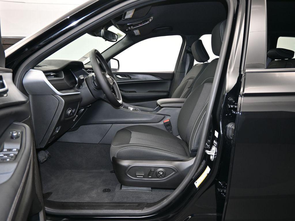 used 2024 Jeep Grand Cherokee car, priced at $29,997