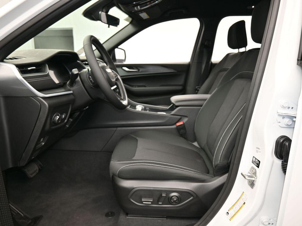 new 2025 Jeep Grand Cherokee car, priced at $37,328