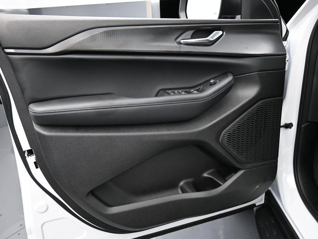 new 2025 Jeep Grand Cherokee car, priced at $37,328