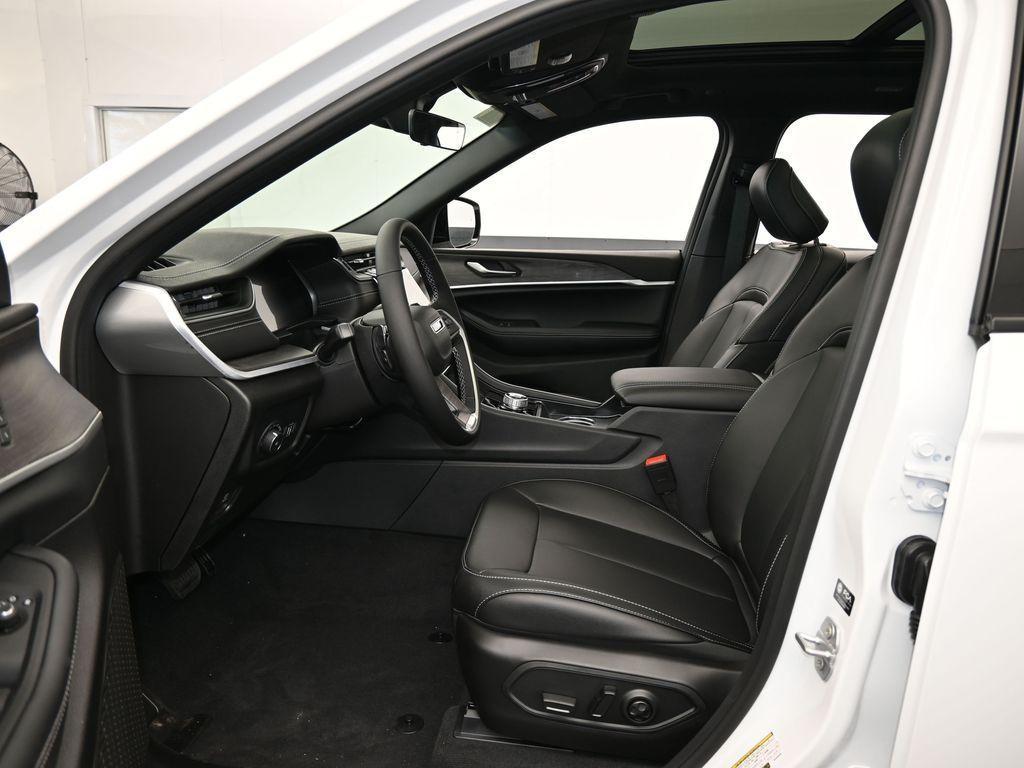 new 2025 Jeep Grand Cherokee car