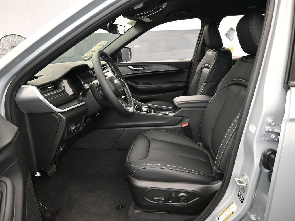 new 2025 Jeep Grand Cherokee car