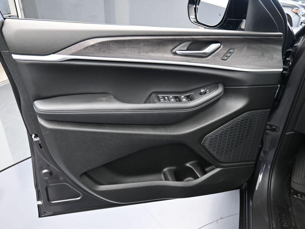 new 2025 Jeep Grand Cherokee L car