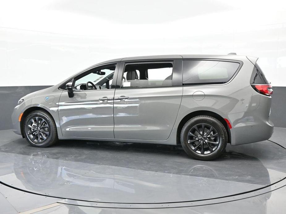 new 2024 Chrysler Pacifica Hybrid car, priced at $40,821