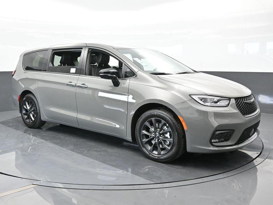 new 2024 Chrysler Pacifica Hybrid car, priced at $40,821