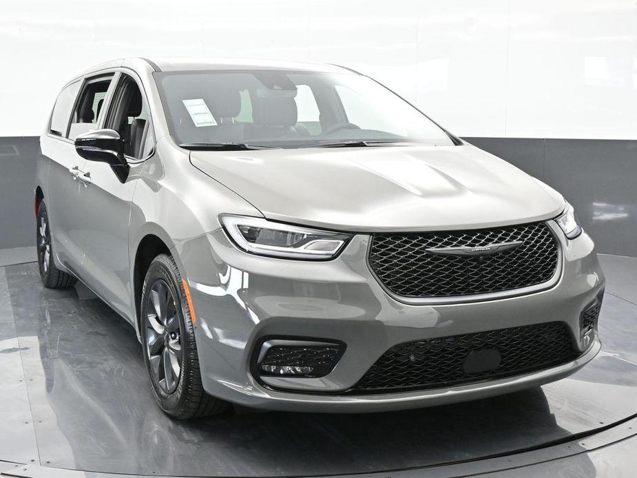 new 2024 Chrysler Pacifica Hybrid car, priced at $40,821